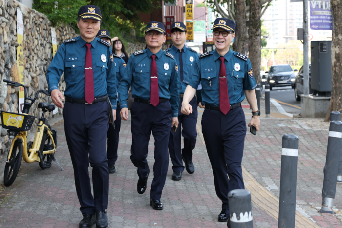 지난 6월 대구경찰청 직원들이 정화여고(수성구) 일대에서 범죄 예방을 위한 합동 순찰 활동을 진행하고 있다.  대구경찰청 제공
