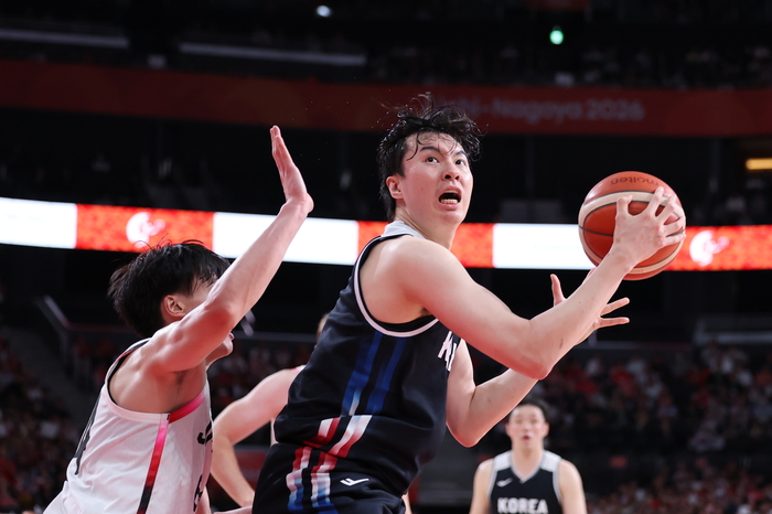 20일 일본 나고야 아이치 인터내셔널 아레나에서 열린 2026 아이치·나고야 아시안게임 남자 농구 결승전 대한민국 대 일본의 경기. 한국 이현중이 볼을 다투고 있다. 연합뉴스