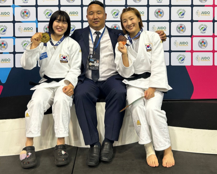 경북도체육회 유도팀 허미미, 김정훈 감독, 김지수(왼쪽부터)가 호주 퍼스에서 열린 2023 퍼스 오세아니아 오픈 대회에서 메달을 획득한 뒤 기념사진을 찍고 있다. 경북도체육회 제공