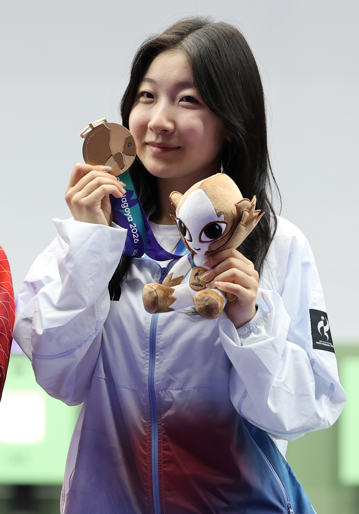 20일 일본 아이치현 종합 사격장에서 열린 2026 아이치·나고야 아시안게임 사격 여자 10m 공기소총 개인전 결선에서 동메달을 획득한 한국 반효진이 기념촬영을 하고 있다. 연합뉴스