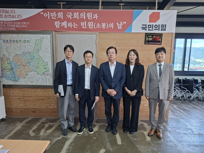 지난 19일 이만희 국회 보건복지위원장과 면담을 마친 국립치의학연구원 유치추진단. 왼쪽부터 안창현 경북대 치과대학장, 이원혁 대구유치위원장, 이만희 위원장, 예선혜 경상북도치과의사회장, 박세호 유치추진단장. 대구시 제공