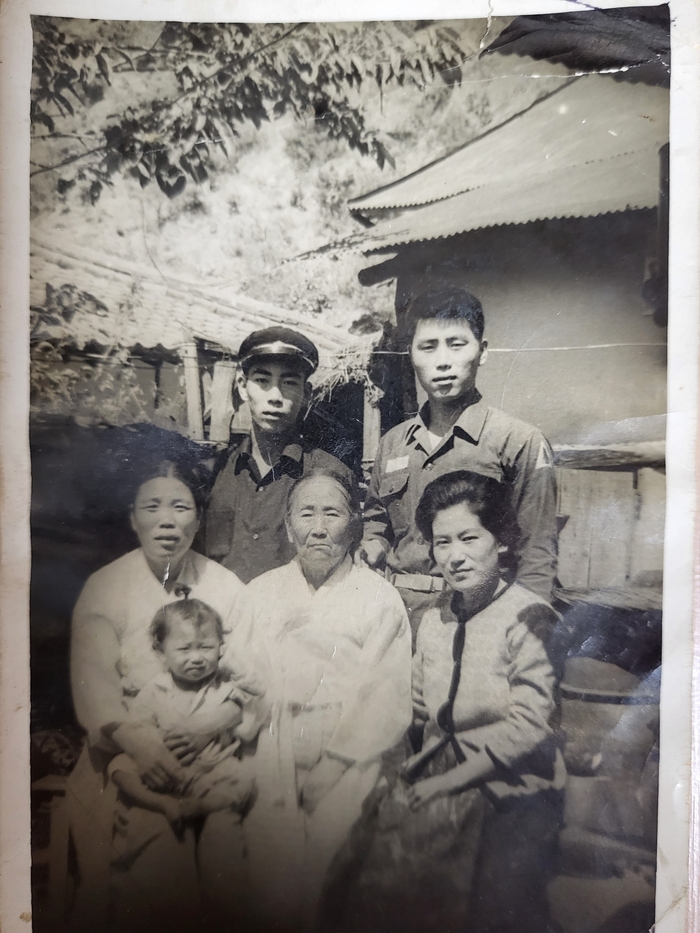 1960년대 경북 김천의 한 가족이 군에 간 남편의 첫 휴가 당시 뒷마당에서 기념사진을 찍었다. <독자 제공>