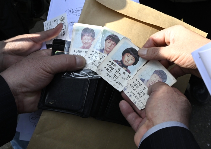 지난 3월26일 오전 대구 달서구 와룡산 선원공원 개구리 소년 추모비에서 열린 故 개구리 소년 32주기 추도식에서 우종우(우철원군 부친)씨가 지갑에 항상 간직하는 실종 당시 전단지 사진을 보여주고 있다. 개구리 소년 실종사건은 1991년 3월 26일 대구 달서구 와룡산으로 도룡뇽알을 주우러 집을 나섰던 5명의 소년들이 실종되었다가 11년이 지난 2002년 9월 26일 백골로 발견된 사건이다. 영남일보 DB