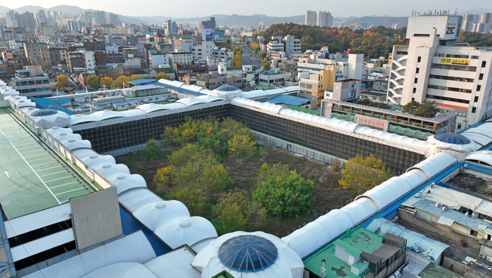 2016년 11월 30일 새벽 발생한 화재로 전면 철거된 이후 시공사 선정 갈등으로 10년째 공터로 남아있는 서문시장 4지구 전경. 영남일보 DB