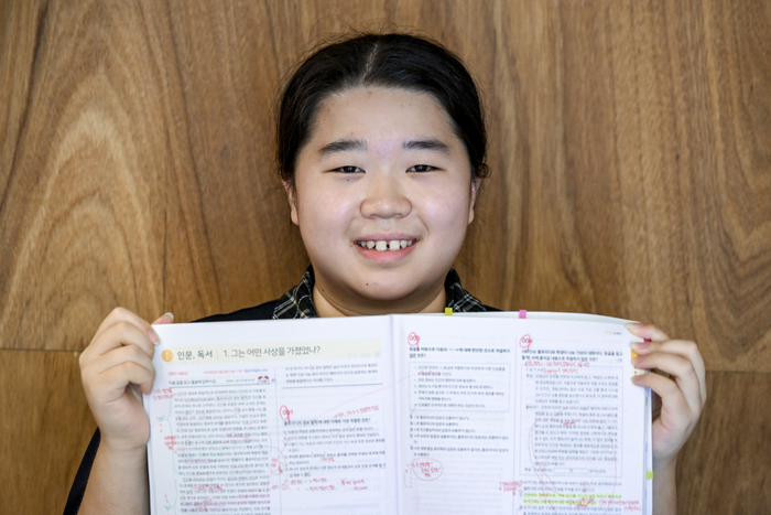 21일 오후 대구 서부고 인근 한 카페에서 초록우산 아이리더로 학업 분야 지원을 받고 있는 박소현 학생이 자신이 공부한 문제집을 펼쳐 보이고 있다. 박소현 학생은 검사를 진로 목표로 정하고 이를 이루기 위해 꾸준히 공부하고 있다. 이현덕 기자