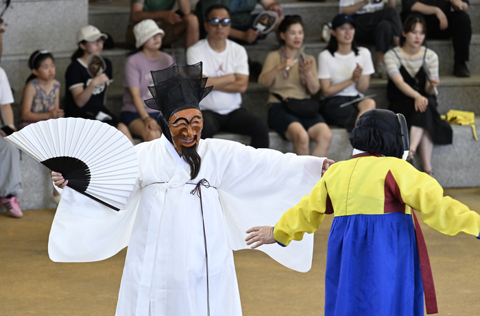 경북 안동시 하회마을 탈놀이전수관을 찾은 나들이객들이 하회별신굿탈놀이를 관람하며 즐거운 시간을 보내고 있다. 영남일보 DB