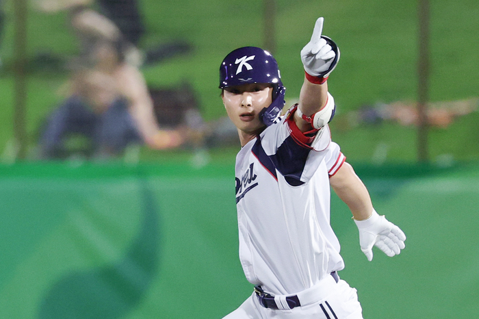 21일 일본 아이치현 오카자키 중앙종합공원야구장에서 열린 2026 아이치·나고야 아시안게임 야구 B조 조별리그 1차전 대한민국과 대만의 경기.  8회말 2사 주자 없는 상황 대한민국 윤동희가 솔로홈런을 친 뒤 세리머니를 하고 있다. 연합뉴스