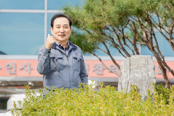 곽현근 대경테크노 대표가 회사 앞에서 화이팅을 외치고 있다. 박용기 기자