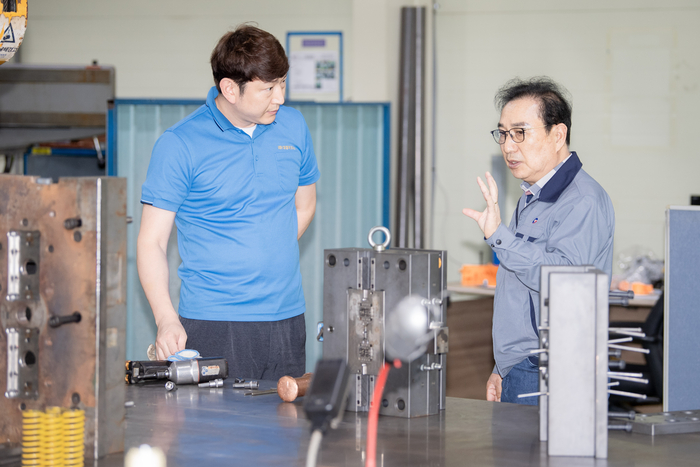 곽현근 대경테크노 대표가 직원과 신제품 개발에 대한 의견을 나누고 있다. 박용기 기자