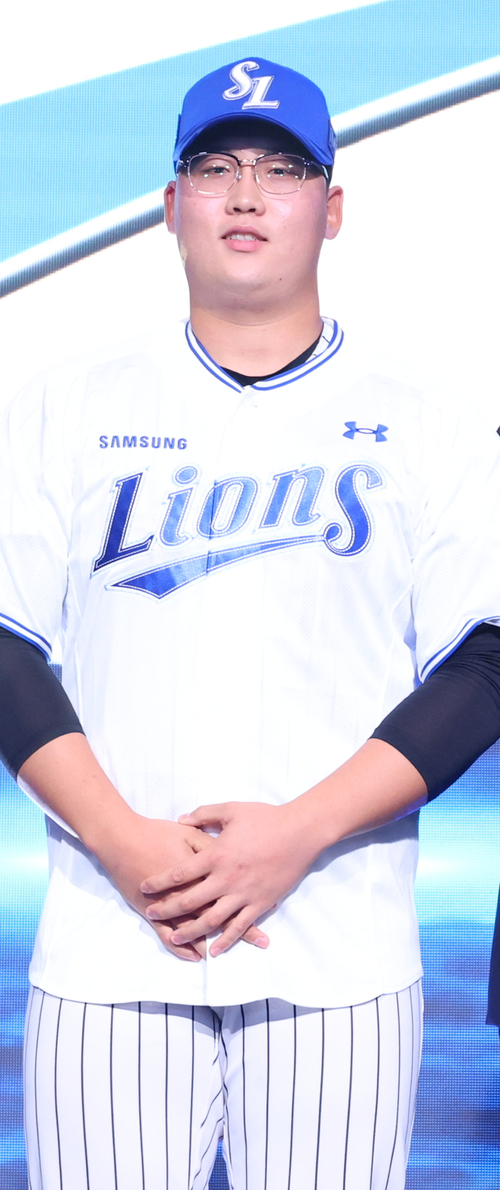 21일 서울 롯데호텔 월드에서 열린 2027 KBO 신인 드래프트에서 1라운드 7순위로 삼성 라이온즈 지명을 받은 광주진흥고 김민훈이 포즈를 취하고 있다. 연합뉴스