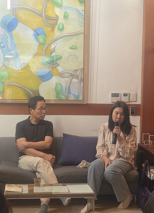 지난 21일 임재양외과의원에서 열린 북콘서트에서 그동안의 삶의 궤적과 향후 계획을 밝히고 있는 구경선(오른쪽) 작가. 박주희기자