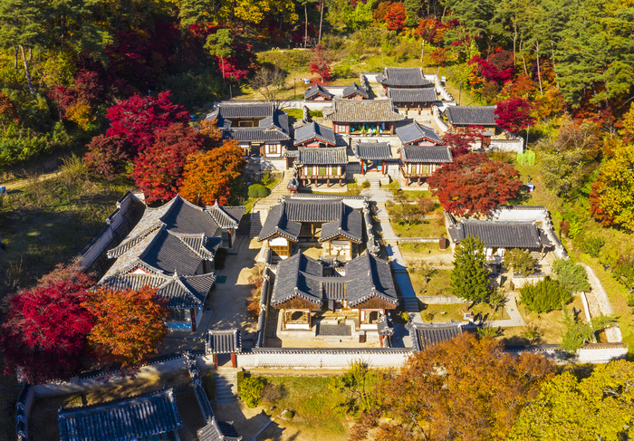 유네스코 세계문화 유산 중 하나인 안동 도산서당의 건축물들은 퇴계 이황의 가르침을 본받아 전체적으로 간결, 검소하게 꾸며져 있다. 경북도 제공