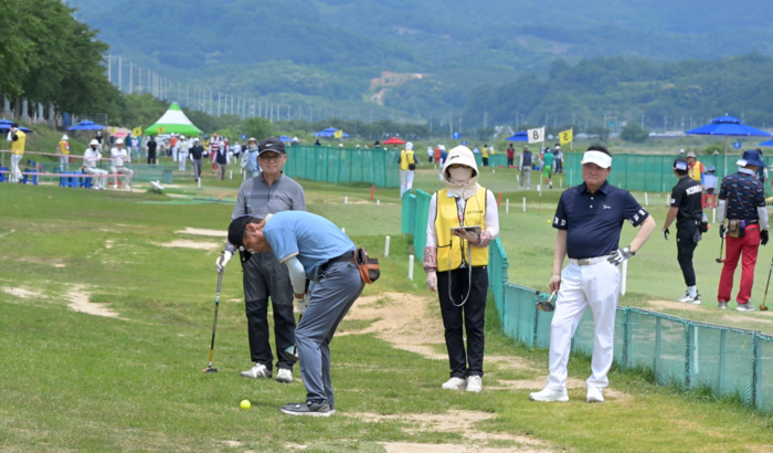 제5회 문경새재배 전국파크골프대회가 지난 6월 문경 영강천변 파크골프장에서 열렸다. 대회에는 전국에서 2천500명이 참가해 지역경제 활성화에 이바지했다. 강남진 기자