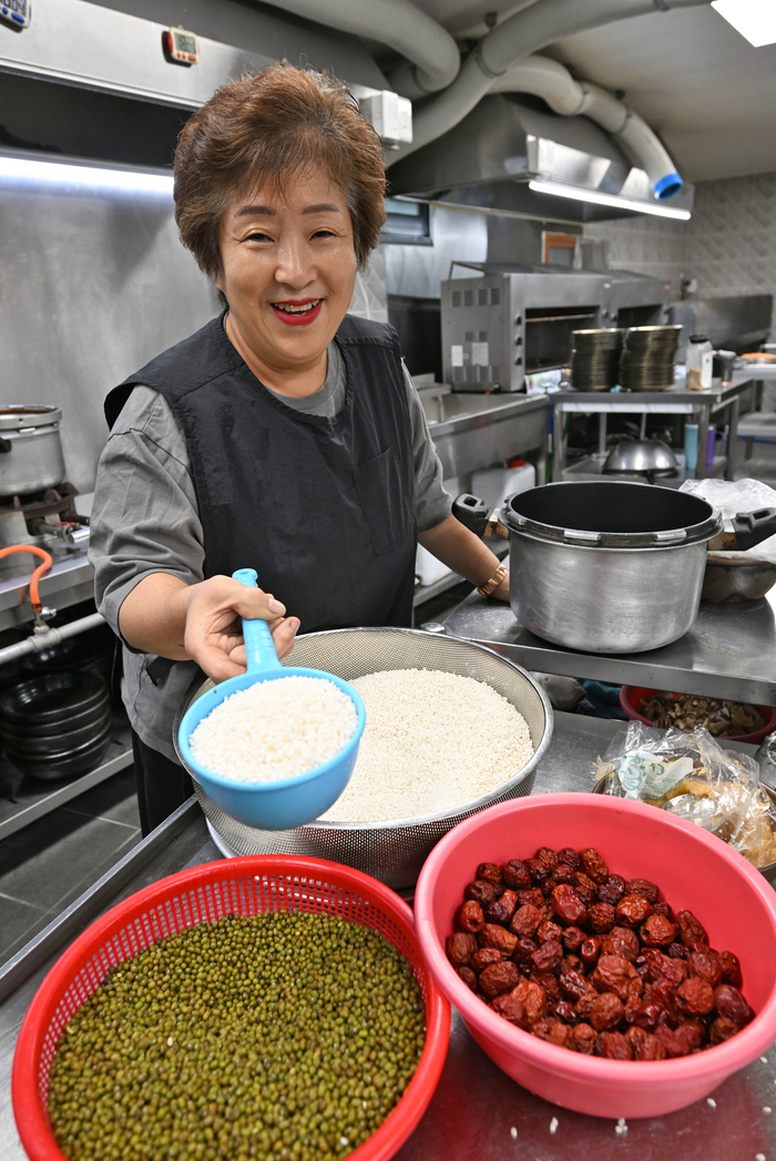 청송 힐링푸드 사업단은 지역농산물을 활용해 힐링푸드를 개발하고 지역 외식 산업 경쟁력을 높이는 역할을 한다. 현재는 18개 식당이 함께 하고 있다. 윤난헌 청송 힐링푸드 사업단 회장이 음식의 재료로 사용할 농산물을 설명하고 있다.