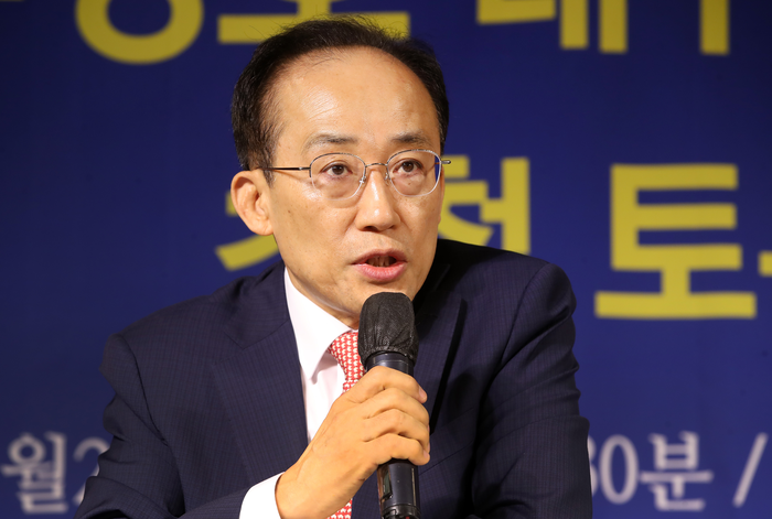 추경호 대구시장이 22일 대구아트파크에서 열린 아시아포럼21 초청토론회에서 취재진의 질문에 답하고 있다. 아시아포럼21 제공