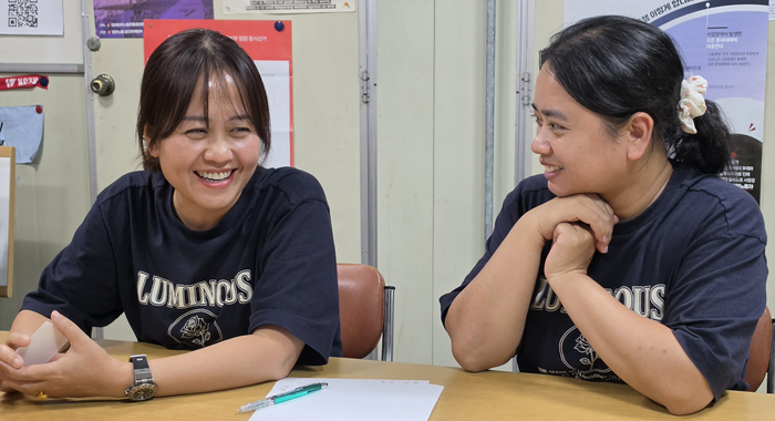 22일 오후 3시 대구 달서구 성서산업단지에서 만난 원서현(왼쪽), 윤다혜 씨가 올해 추석 계획을 이야기하고 있다. 김민진 수습기자