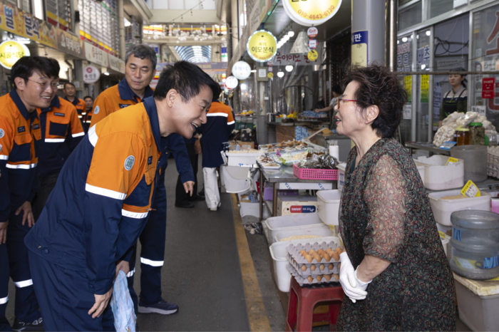 22일 대해불빛시장을 찾은 박남식 포항제철소장이 상인과 반갑게 인사를 나누고 있다. 김기태기자