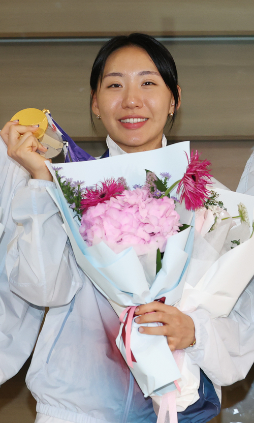 2026 아이치·나고야 아시안게임에서 한국선수단 첫 금메달을 안겨준 근대5종 성승민이 메달을 들고 기념촬영하고 있다. 연합뉴스