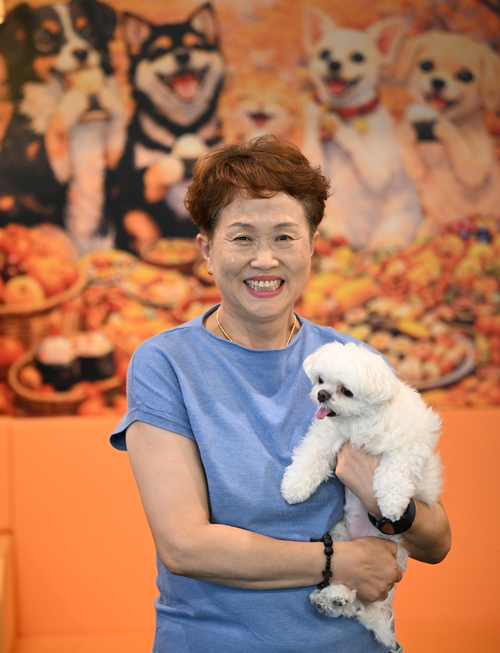 지난 23일 오후 대구 남구 대명동 한 실내 애견동반카페에서 사랑의 열매 착한펫 기부자 최성미씨가 반려견 은총이를 안은 채 활짝 웃고 있다. 이윤호기자