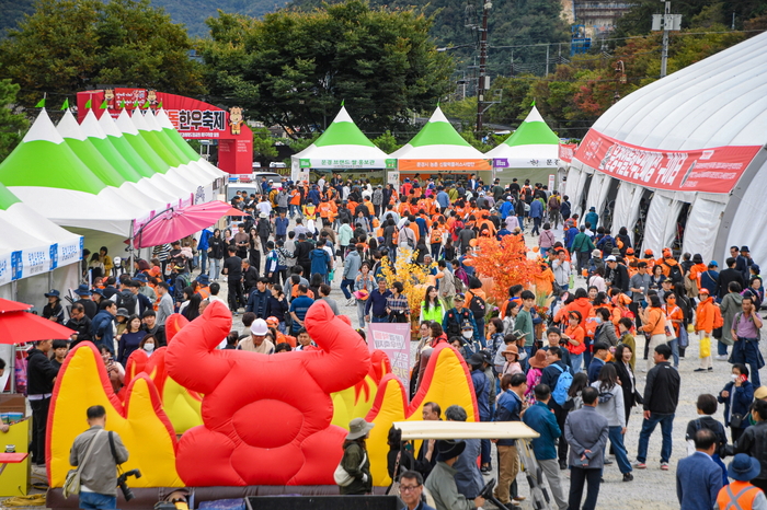 문경약돌한우축제가 열린 문경새재 일원이 관광객들로 북적이고 있다. 문경새재는 지역 대표 축제와 먹거리, 자연·문화 관광이 어우러지며 해마다 많은 관광객을 불러들이는 문경 관광의 중심축 역할을 하고 있다. <문경시 제공>