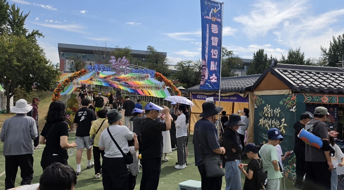 연휴 첫날인 24일 경북 안동 도심 곳곳에서는 안동국제탈춤페스티벌에 참가하는 국내외 공연단과 관광객들의 모습이 눈에 띄었다. 피재윤기자