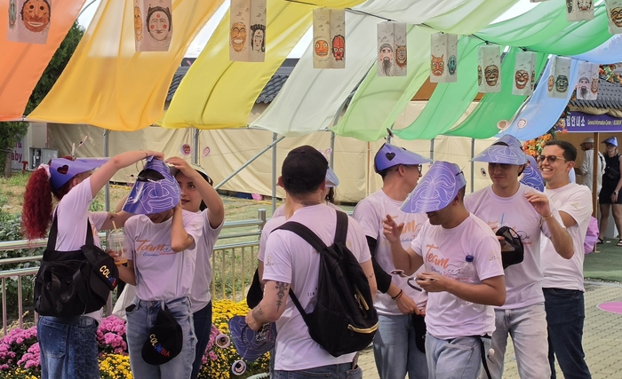 연휴 첫날인 24일 경북 안동 도심 곳곳에서는 안동국제탈춤페스티벌에 참가하는 국내외 공연단과 관광객들의 모습이 눈에 띄었다. 피재윤기자