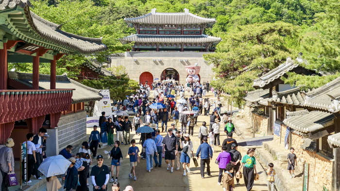 문경새재 오픈세트장을 찾은 관광객들이 전통 건축물과 촬영장을 둘러보며 축제를 즐기고 있다. 문경새재는 자연경관과 역사·문화자원에 축제와 체험 콘텐츠가 더해지면서 문경을 대표하는 관광 거점으로 자리매김하고 있다. 문경시 제공