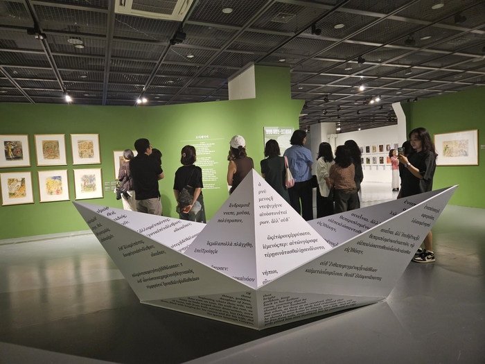 대구예술발전소에서 열리고 있는 마르크 샤갈: 꿈과 환상을 색채로 그리다전에서 시민들이 도슨트의 설명을 들으며 작품을 감상하고 있다. 권혁준 기자