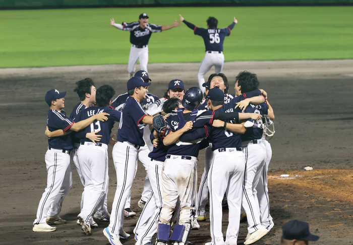 27일 일본 아이치현 도요하시 시민구장에서 열린 2026 아이치·나고야 아시안게임 결승 한국과 일본의 경기. 3-1로 승리하고 금메달을 차지한 한국 선수들이 기뻐하고 있다. 연합뉴스