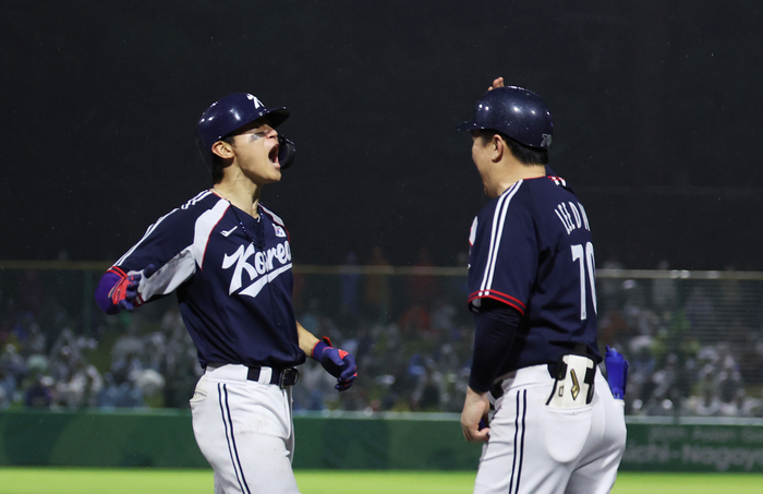 27일 일본 아이치현 도요하시 시민구장에서 열린 2026 아이치·나고야 아시안게임 결승 한국과 일본의 경기. 8회 초 2사 1,3루 상황에서 한국 김도영(왼쪽)이 역전타를 날린 뒤 포효하고 있다. 연합뉴스
