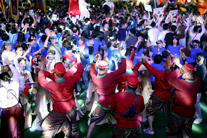 지난 26일 경북 안동시 옛 안동역 일원에서 열린 2026안동국제탈춤페스티벌 대동난장 무대에 시민과 관광객, 해외 공연단이 거대한 춤판을 펼치고 있다. 피재윤 기자