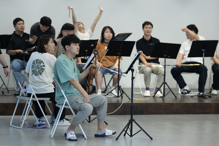 지난 15일 대구남산복지재단 건물 연습실에서 남산ART 오케스트라 단원들이 연습하고 있다.  정수민기자