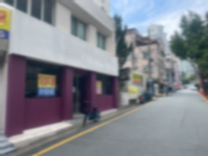 오피스가 몰려 있는 대구 동구 신천동의 한 1층 상가가 빈 채 임대 현수막이 붙어 있다. 윤정혜 기자