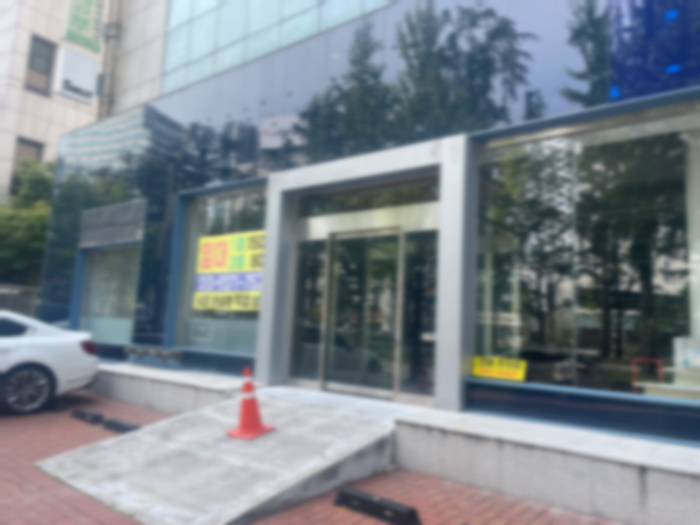 오피스가 몰려 있는 대구 동구 신천동의 한 1층 상가가 빈 채 임대 현수막이 붙어 있다. 윤정혜 기자