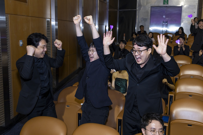 지난 1일 열린 제10회 전국 발달장애인 음악축제에서 대상을 수상한 남산ART 오케스트라 단원들이 환호하고 있다.  대구남산복지재단 제공