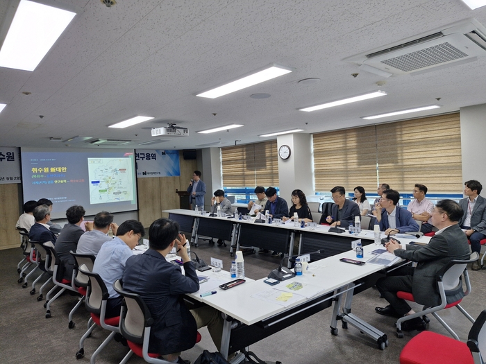 대구시는 28일 산격청사에서 취수원 신 대안(복류수·강변여과수) 자체 검증 연구용역 착수보고회와 지역검증단 2차 회의를 열고, 정부가 추진 중인 복류수 실증 실험의 결과와 향후 검증 방향을 논의하고 있다. 대구시 제공