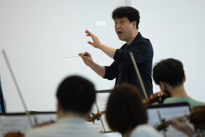 지난 15일 대구남산복지재단 건물 연습실에서 박철하 지휘자가 지휘하고 있다.  정수민기자