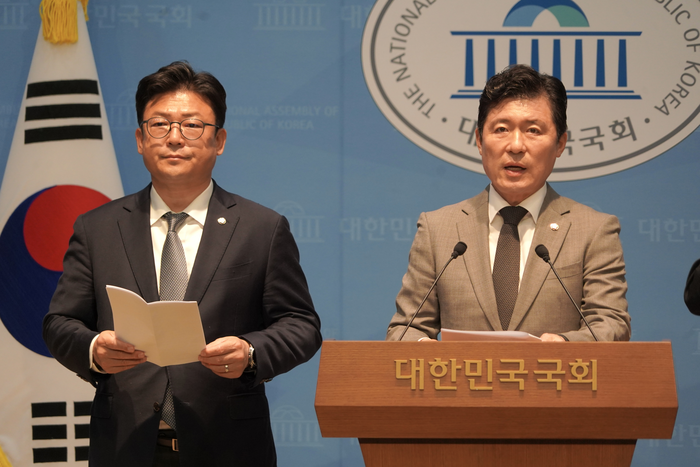 국민의힘 구자근(오른쪽), 강명구 의원이 28일 국회에서 기자회견을 열고 영화 암살자(들)가 역사적 비극을 정치적 흥행도구로 삼고 있다며 상영 중단을 촉구했다. 강명구 의원실 제공