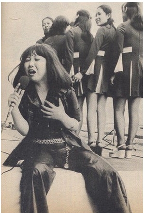 1974년 광주 전일방송국 개국 3주년 기념 공연의 김추자.