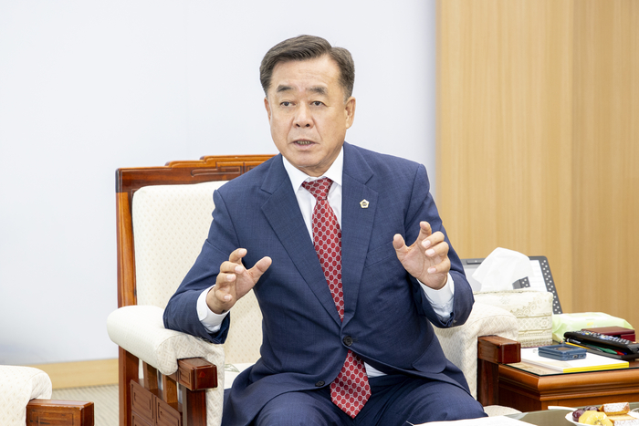 김희수 경북도의회 의장이 29일 대구경북행정통합, TK신공항, 지방자치 및 재정분권에 대한 소진을 밝히고 있다. 경북도의회 제공