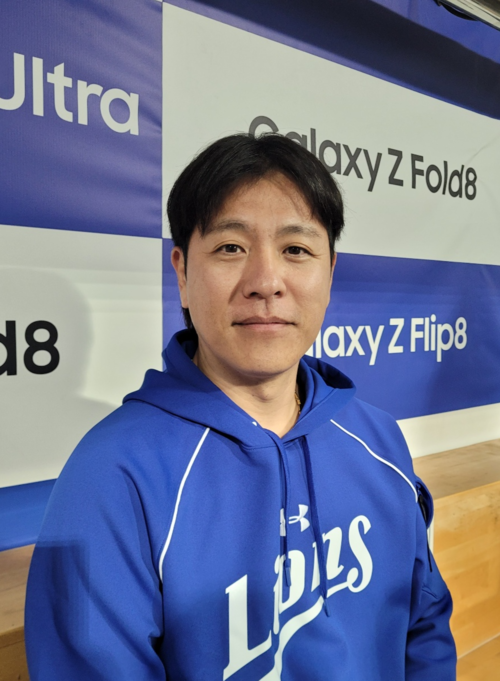 지난 29일 대구삼성라이온즈파크에서 열린 삼성과 한화 경기 직후 취재진과 만난 강민호가 인터뷰 직후 포즈를 취하고 있다. 임훈기자