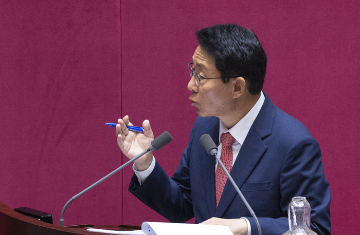 국민의힘 김상훈 의원이 17일 국회 본회의에서 경제에 관한 대정부 질문을 하고 있다. 연합뉴스