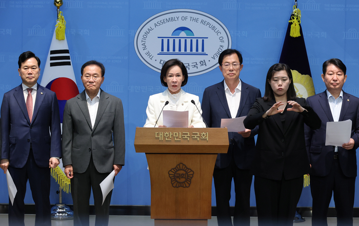 이인선 의원을 비롯한 대구-경북지역 국민의힘 의원들이 25일 국회 소통관에서 광주·전남권 제2국가 반도체 클러스터 조성 계획과 관련한 기자회견을 하고 있다. 연합뉴스