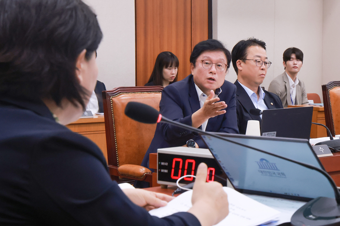 21일 국회 법제사법위원회 전체회의에서 야당 간사인 국민의힘 박형수 의원이 법무부 장관 대신 차관이 출석한 것, 위원장인 더불어민주당 서영교 위원의 의사진행 등에 관해 항의하고 있다. 연합뉴스