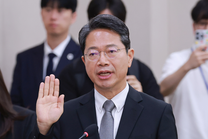 김승원 법무부 장관 후보자가 지난 15일 국회 법제사법위원회에서 열린 인사청문회에서 선서하고 있다.  연합뉴스