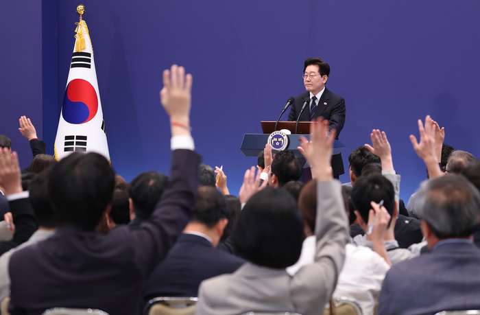 이재명 대통령이 18일 청와대 영빈관에서 열린 기자회견에서 취재진의 질문을 받고 있다. 연합뉴스