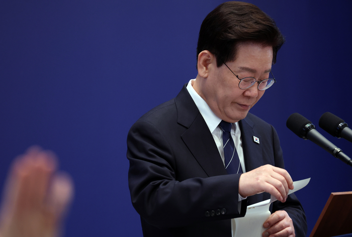 이재명 대통령이 18일 청와대 영빈관에서 열린 기자회견에서 취재진 질문을 들으며 메모지를 보고 있다. 연합뉴스
