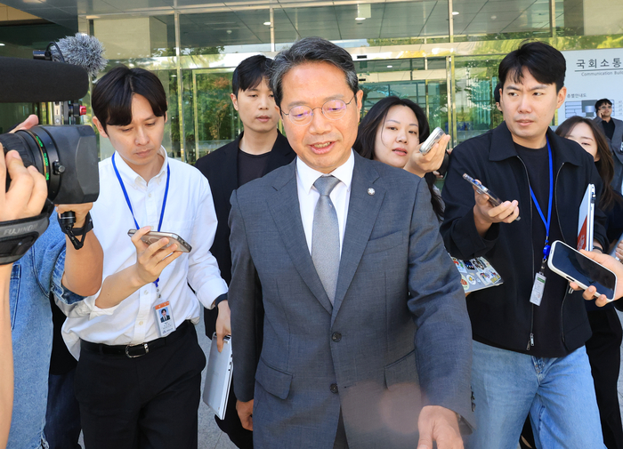 김승원 법무부 장관 후보자가 19일 사퇴 기자회견을 마치고 국회 소통관을 나서고 있다. 연합뉴스