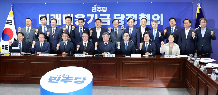29일 국회 의원회관에서 열린 미래대응기금 당정협의에서 더불어민주당 김민석 대표와 참석자들이 기념 촬영을 하고 있다. 연합뉴스