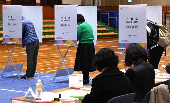 대구 달서구 감삼동 제3투표소인 본리초등학교 강당에서 유권자들이 제22대 국회의원선거 투표를 하고 있다. 영남일보 DB